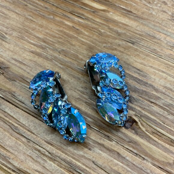 Weiss Inspired Vintage AB Leaf Aqua Blue Rhinestone Silver Tone Clip Earrings - Picture 5 of 8